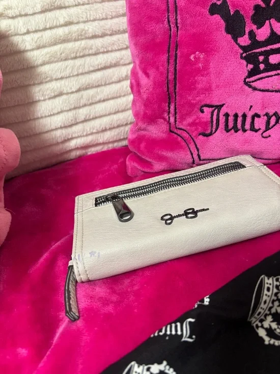 Jessica Simpson White Leather Crossbody Wallet with Front Zip - Picture 2 of 8